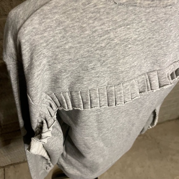 Saks Fifth Avenue Gray Ruffle Trim Long Sleeves‎ Crewneck Sweatshirt Size Small - Picture 3 of 4